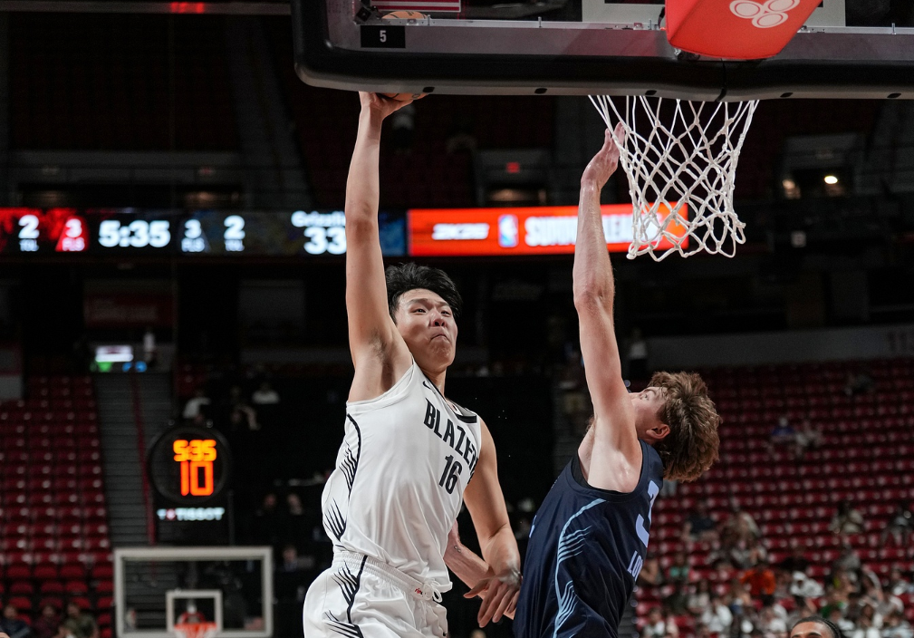 两场送20分9板8助！杨瀚森引全美热议，NBA官方盛赞，队记被折服