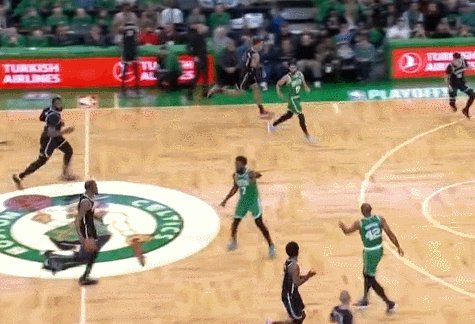 1650624602110091467.gif 持球挡拆被撞翻.gif