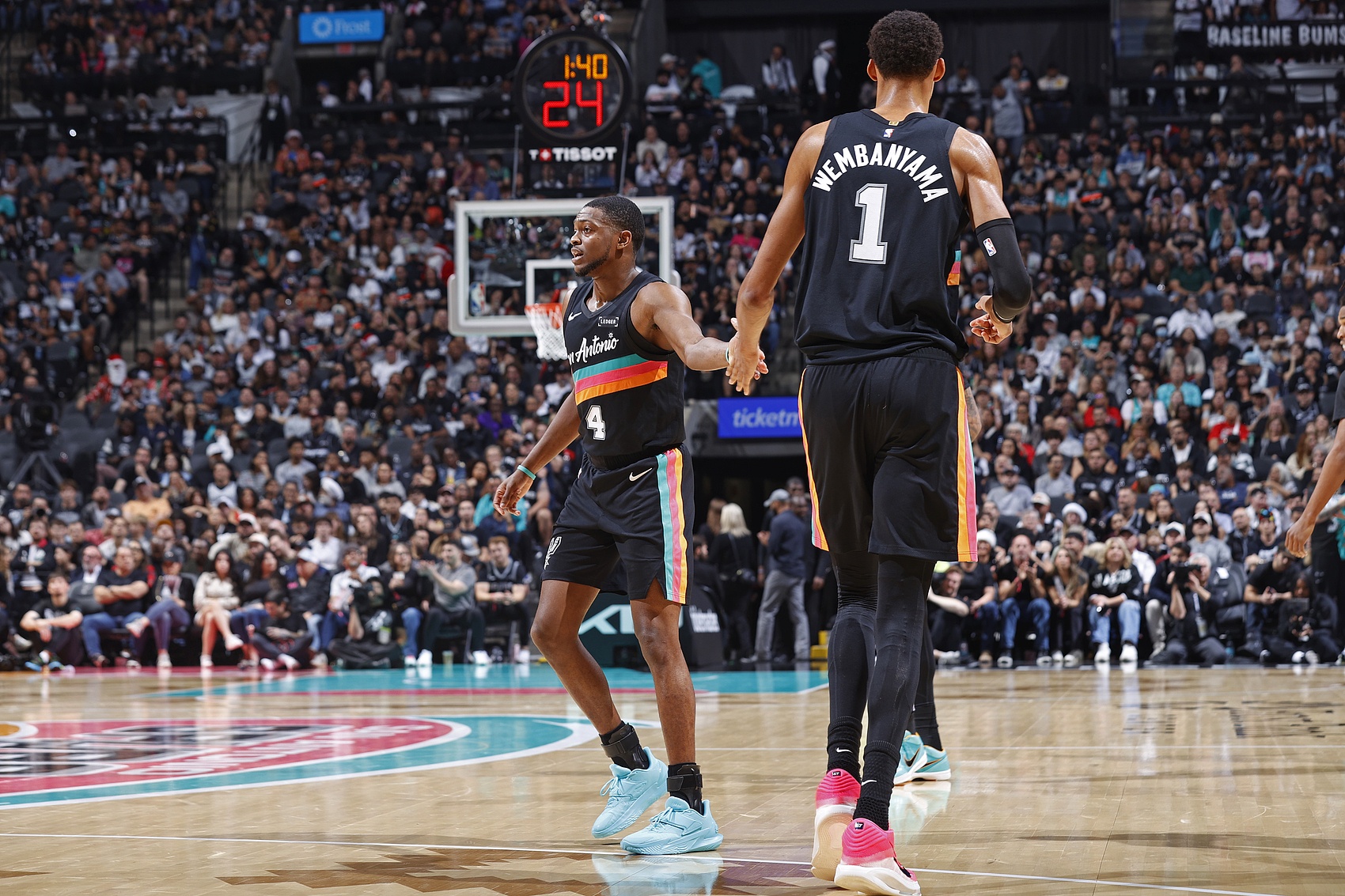 新葡萄8883AMG-福克斯：绿军今天的防守不常见 他们让文班在低位持球 我们作掩护