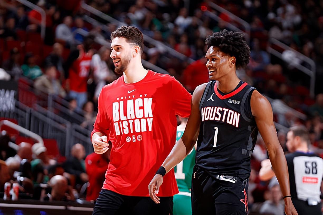 新葡萄8883AMG-攻防两端都被各种限制，但火箭还在继续让后场新星担任控卫？